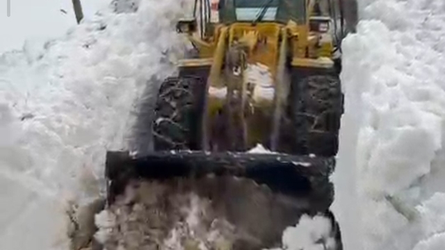 Çatbayır Mahallesi yoluna düşen çığ temizlendi