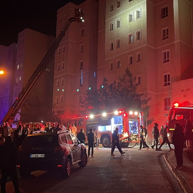 8 katlı binanın elektrik panosu patladı; bina tahliye edildi