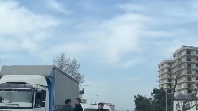 Bursa'da trafikte kavga : Sürücüler birbirine girdi