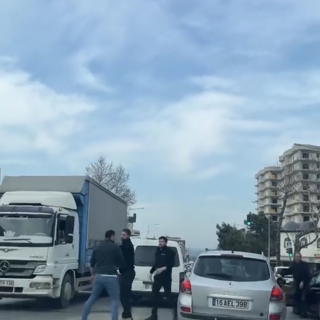 Bursa'da trafikte kavga : Sürücüler birbirine girdi