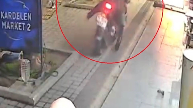 Motosikletiyle kaldırıma daldı, tekel bayisinden içki alıp kadınlara böyle sataştı
Kadın sürücü kaldırımda önce kaza yaptı, sonra hiçbir şey olmamış gibi tekel bayisinden alışveriş yaptı, çıktığında yolda gördükleri kadınları saçından tutup darp etti
Motosikletli kadın dehşet üzerine dehşet saçtı, o anlar kameraya anbean yansıdı