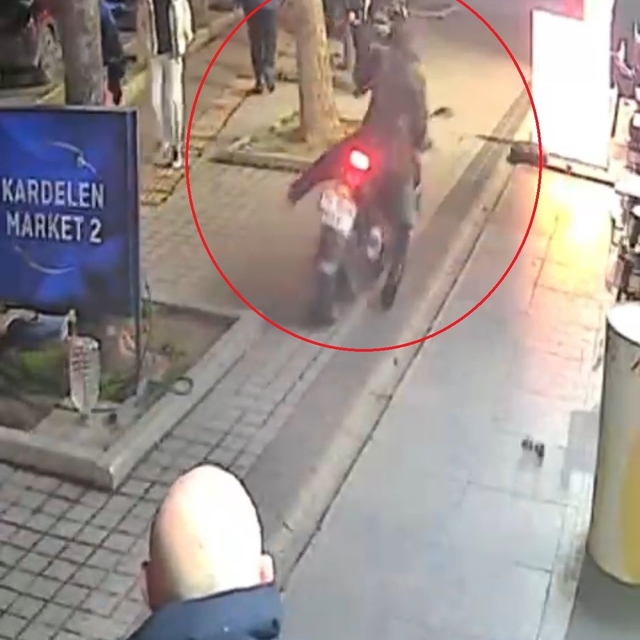 Motosikletiyle kaldırıma daldı, tekel bayisinden içki alıp kadınlara böyle...