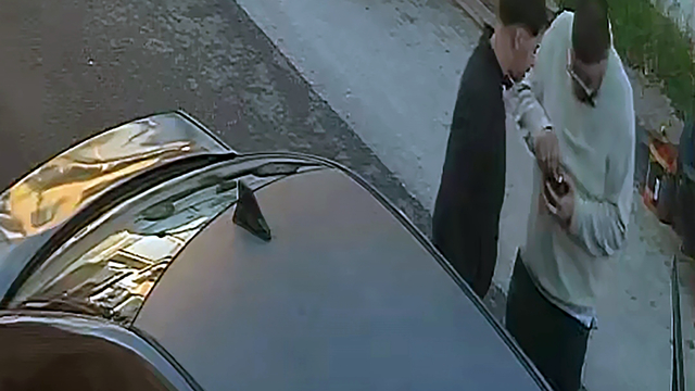 Çaldıkları yüzükleri birbirlerine takıp, eğlenmişler