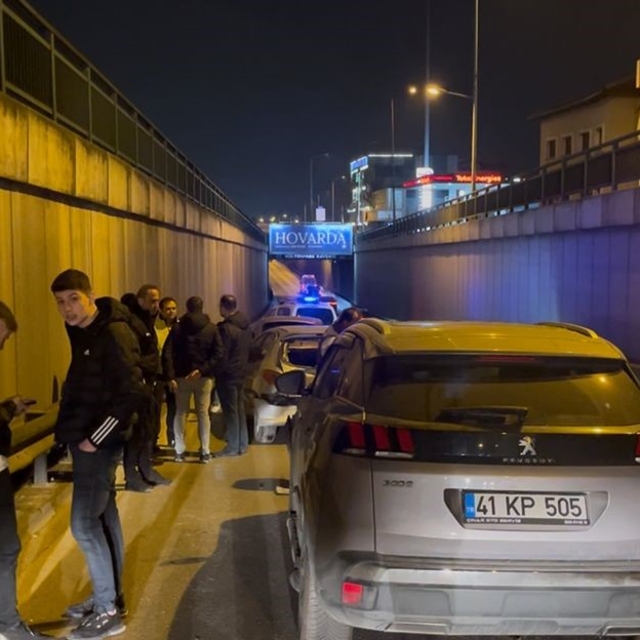 Bursa'da zincirleme trafik kazası sonrası kavga çıktı
Kazada 3 kişi yaralan...