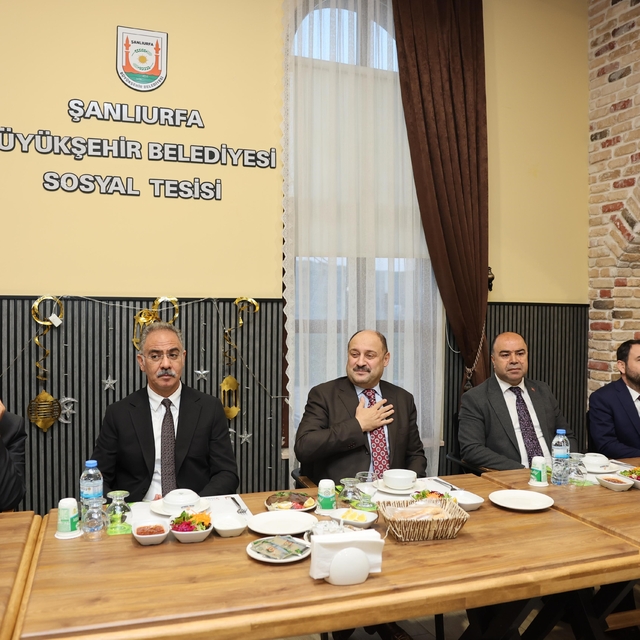 Gülpınar ilçe belediye başkanları ve meclis üyeleriyle iftarda buluştu