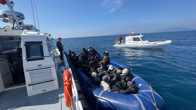 İzmir açıklarında denizde sürüklenen bottaki 30 göçmen kurtarıldı