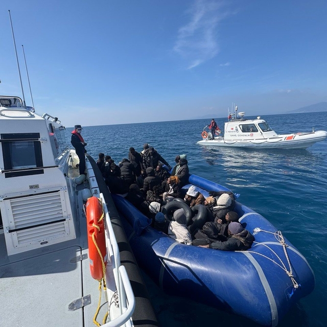 İzmir açıklarında denizde sürüklenen bottaki 30 göçmen kurtarıldı