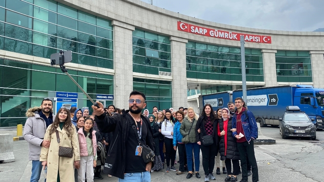Sarp Sınır Kapısı'nda yolcu geçişi 5 milyonu aştı
Türkiye'nin Kafkaslar'a açılan kapısında yoğunluk artıyor