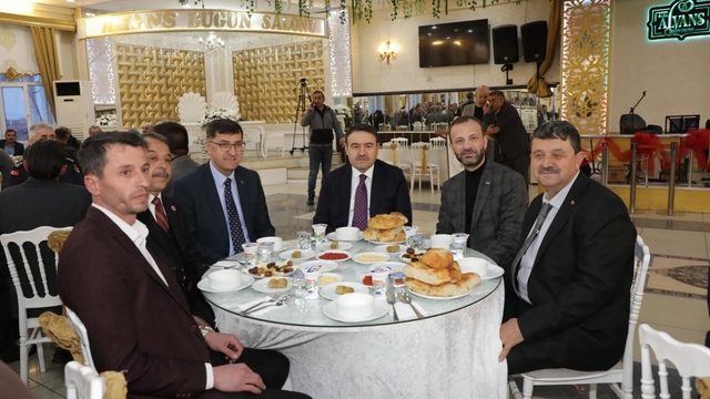 Vali Musa Işın ve il protokol üyeleri muhtarlarla iftarda buluştu