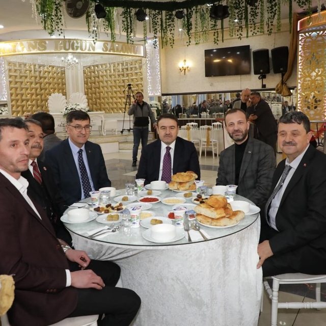 Vali Musa Işın ve il protokol üyeleri muhtarlarla iftarda buluştu