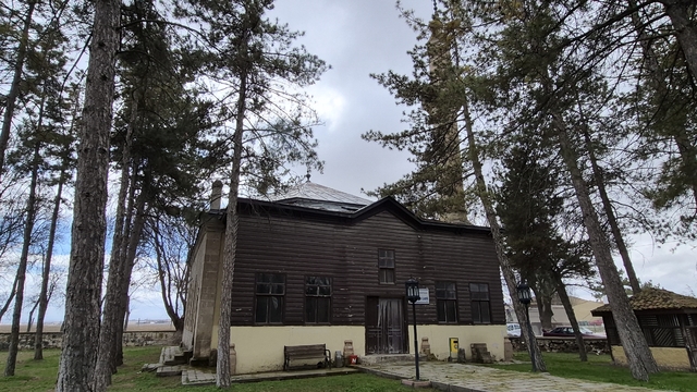 Eskişehir'de 129 yıllık tarihi cami bakımsızlıktan bu hale geldi
Kapısına kilit vurulan Karakışla Camii bakımsızlıktan dökülüyor