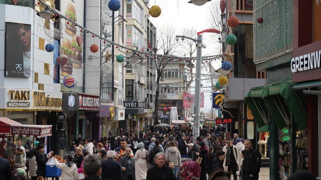 İzmit sokaklarında bayram alışverişi hareketliliği: Adım atacak yer kalmadı
Bayram için ABD'den memleketi Kocaeli'ye gelen gurbetçinin alışveriş telaşı