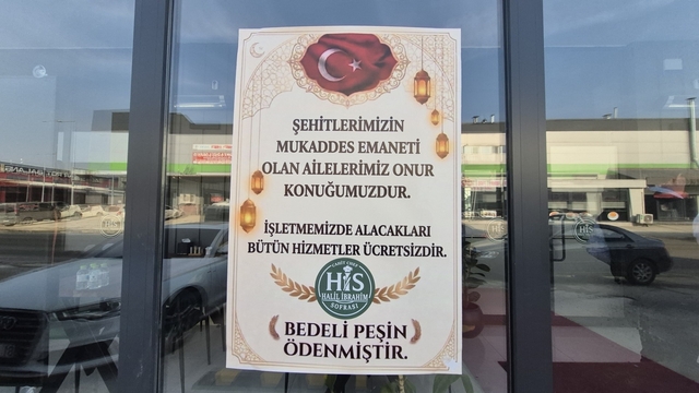 "Bedeli peşin ödendi" dediler, bütün hizmetlerini ücretsiz yaptılar
Düzce'deki restorandan şehit ailelerine "Bedeli peşin ödenmiştir" vefası