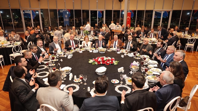 Bursa'da özlenen tablo...Mecliste su için tartıştılar, iftarda aynı sofrada buluştular
Büyükşehir Meclisi ailesi aynı sofrada buluştu