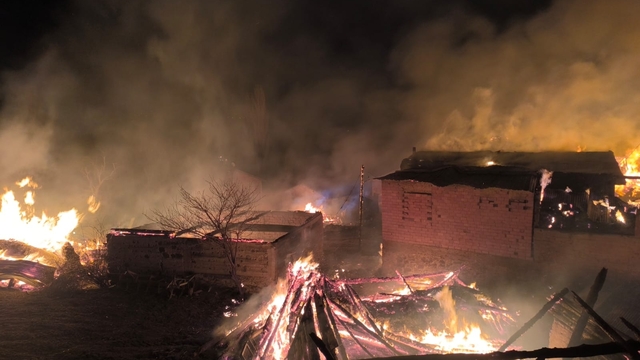 Bolu'daki yangında 4 ev ile 8 samanlık kullanılamaz hale geldi