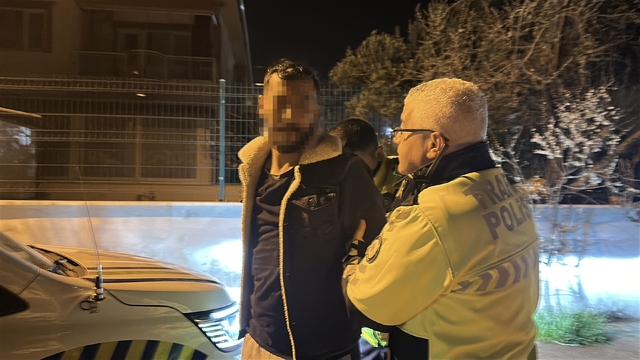 Üçüncü kez alkolden yakalanmamak için polisin üstüne araç sürüp kaçtı, yarım milyon lira ceza yedi
Polisin üstüne araç sürdüğünü kabul etti, 'başka çarem yoktu' diyerek kendisini savundu