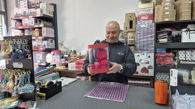 Ramazan bereketi hediyelik eşya sektörüne yaradı
Eskişehirli esnaf Cengiz Kurutepe:
"Bizim kültürümüzde hediyeleşmek bitmiyor, özellikle Ramazan ayında"