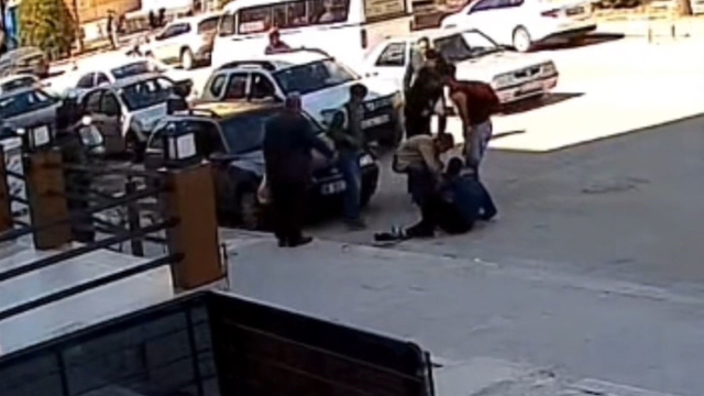 Yola fırlayan çocuklar otomobile çarptı