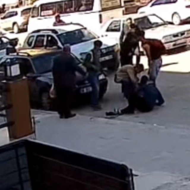 Yola fırlayan çocuklar otomobile çarptı