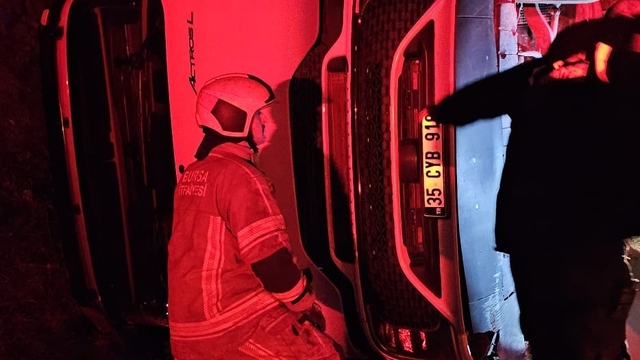 Kontrolden çıkan tır devrildi, şans eseri yaralanan olmadı