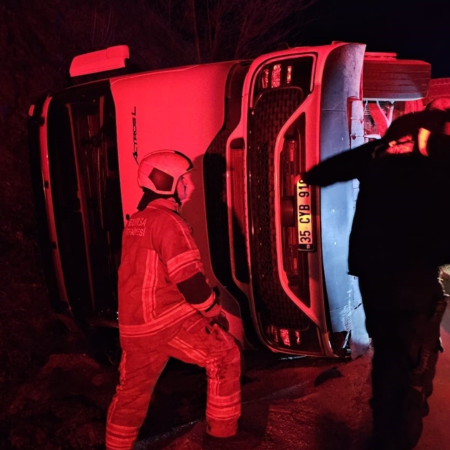 Kontrolden çıkan tır devrildi, şans eseri yaralanan olmadı