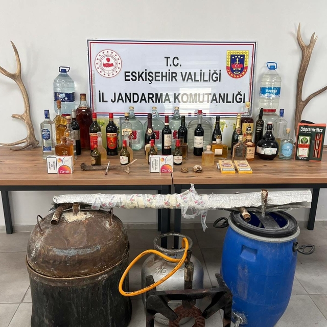 İkametlerinde faturasız kaçak alkol bulunduran 3 şüpheli yakalandı