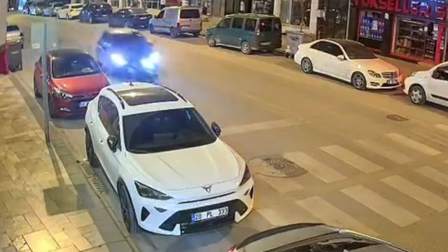 Tartıştığı motosikletliye çarpıp yoluna devam etti