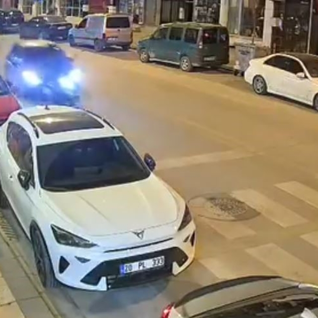 Tartıştığı motosikletliye çarpıp yoluna devam etti