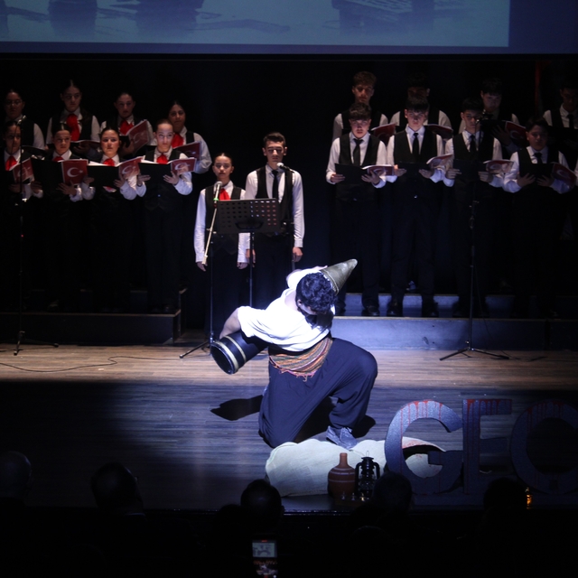 Öğrencilerinin 'Bir Hilal Uğruna' oratoryosu ayakta alkışlandı