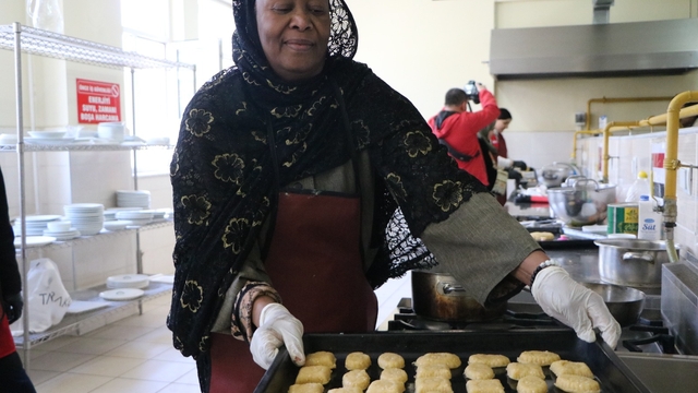 Bolu'da kardeşlik sofrası; 5 ülkenin bayram tatlıları aynı mutfakta