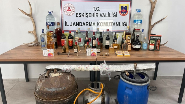 Eskişehir'de kaçak alkol operasyonunda 3 kişi gözaltına alındı