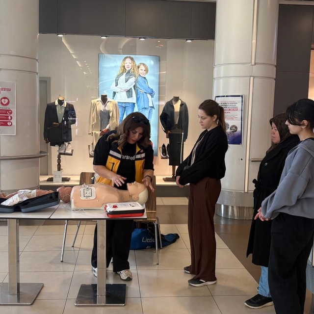 Sağlık ekipleri hava yolu tıkanıklığı ve temel yaşam desteğini uygulamalı a...