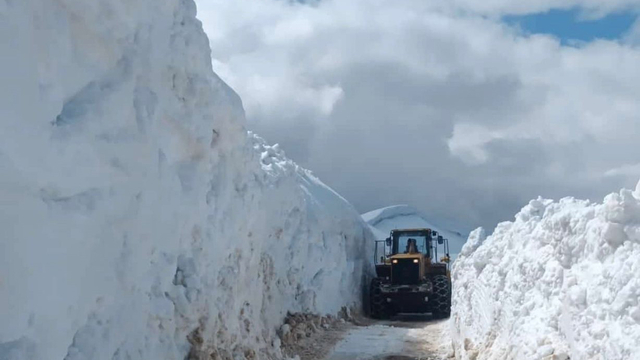 Bitlis'te çığ ve heyelan ulaşımı aksattı