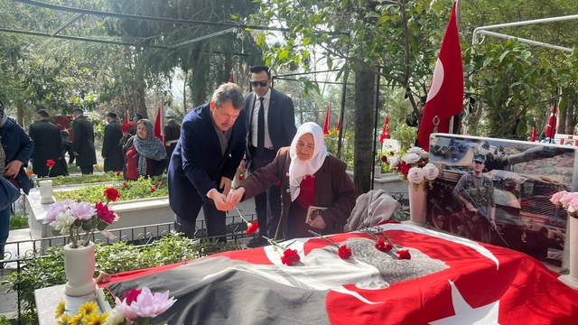 İzmir'de 18 Mart Çanakkale Deniz Zaferi'nin 111. yıl dönümünde şehitler anıldı