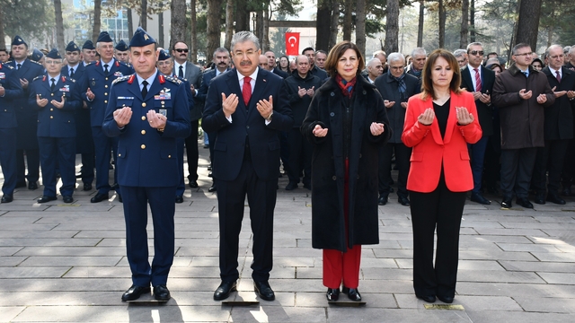 Eskişehir'de 18 Mart Şehitleri Anma Günü ve Çanakkale Deniz Zaferi törenle kutlandı
Şehitlikte düzenlenen törende duygusal anlar yaşandı
Vatan uğruna can veren kahramanlar dualarla anıldı