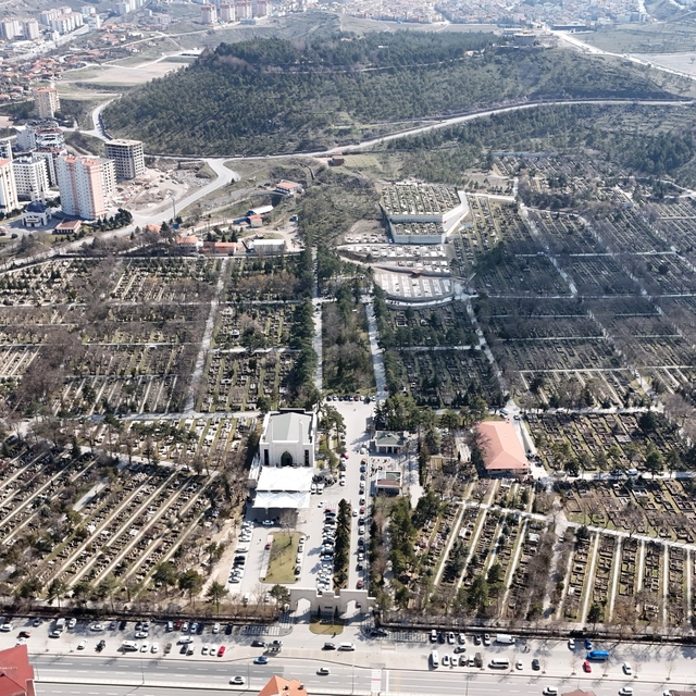 Büyükşehir, kabristanları bayram ziyaretine hazırladı