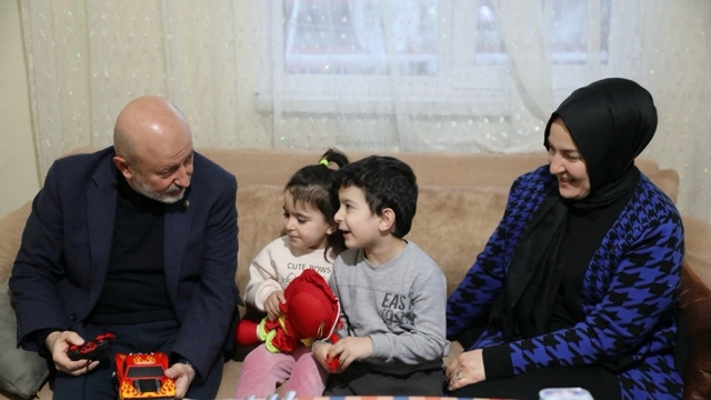 Başkan Çolakbayrakdar: "Ramazan'ın bereketini hemşerilerimle aynı sofrada paylaştık"
Başkan Çolakbayrakdar, vatandaşların hem duasını aldı hem de gönlünü fethetti