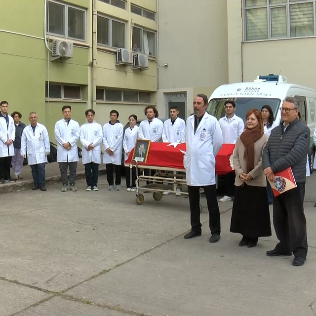 Bedenini tıp fakültesine bağışlayan emekli albayın cenazesi, törenle ailesi...