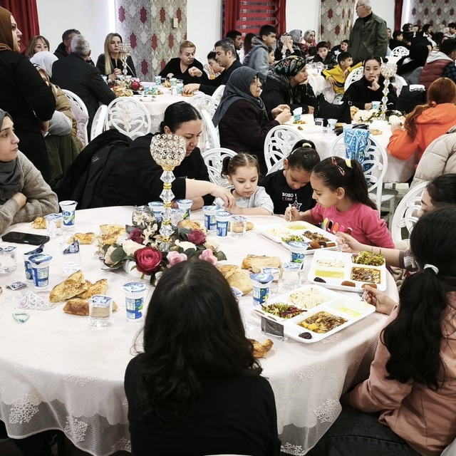 Eskişehir'de ihtiyaç sahibi aileler iftarda buluştu