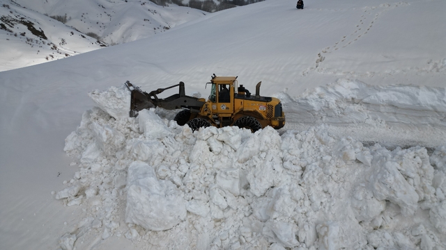 Bitlis'te 5 metreyi bulan karda yol açma çalışması
