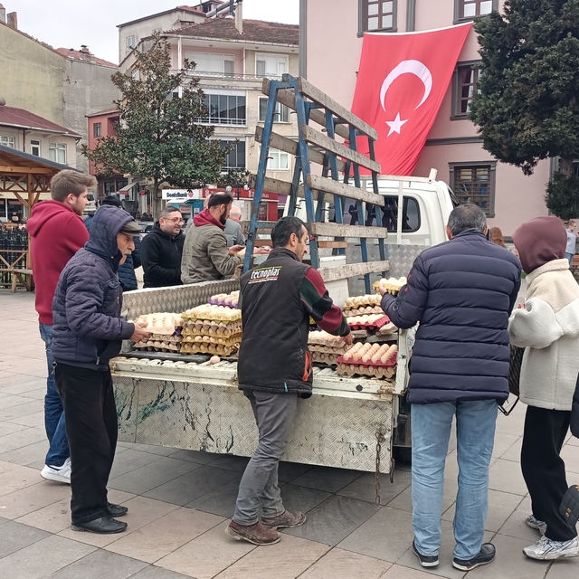 12 bin köy yumurtasını meydanda ücretsiz dağıttı