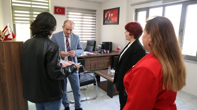 Çocuk evlerinde kalan minik ellerden anlamlı 18 Mart hediyesi
Kendi elleriyle hazırladıkları magnetleri İl Müdürü Orhan Bayrak'a takdim ettiler