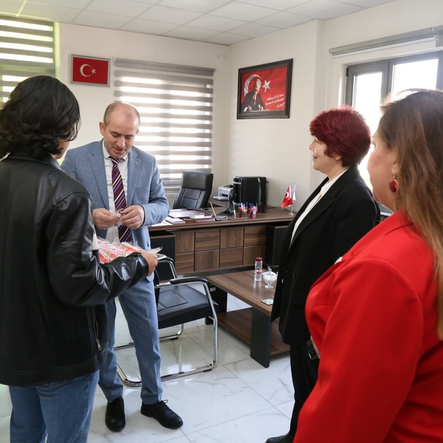 Çocuk evlerinde kalan minik ellerden anlamlı 18 Mart hediyesi
Kendi elleriy...