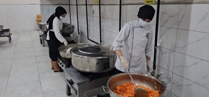 Nazilli'de iftar yemeklerini kız meslek liseliler hazırladı