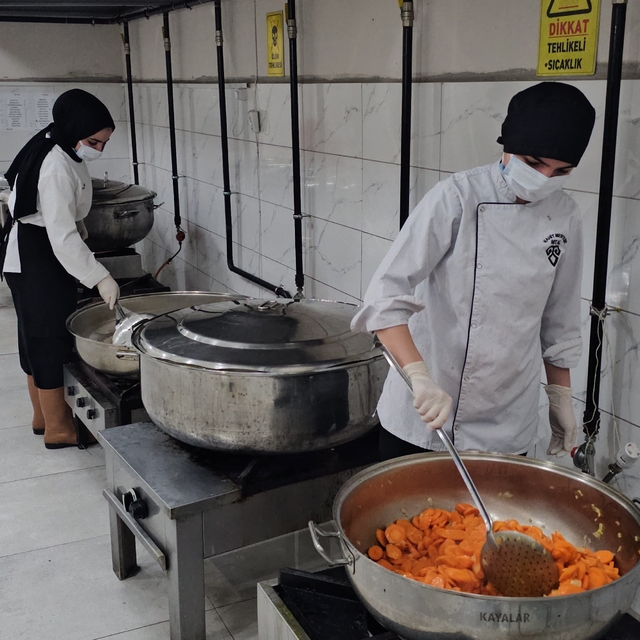 Nazilli'de iftar yemeklerini kız meslek liseliler hazırladı