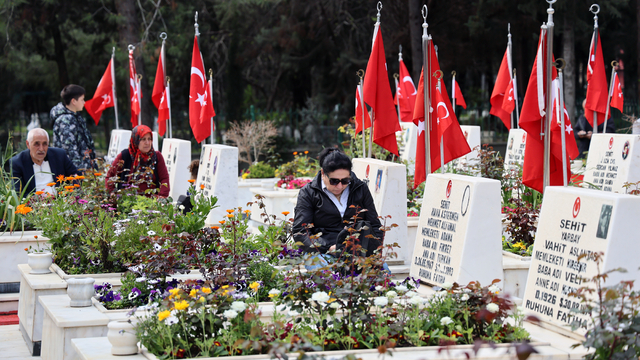 Adana'da şehitlikte 18 Mart anması