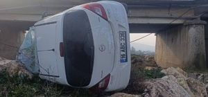 Genç sürücü ölümden döndü: Kontrolden çıkan araç köprüden uçtu, 1 yaralı