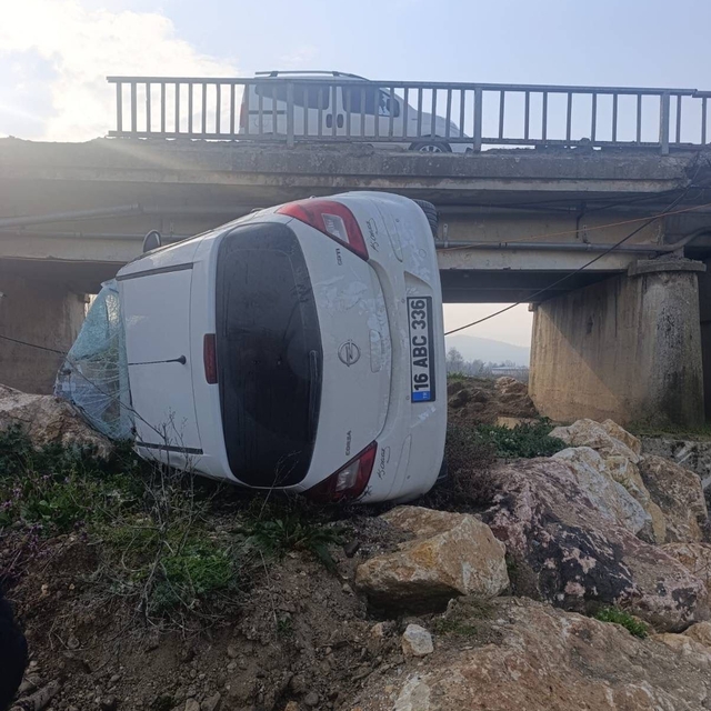 Genç sürücü ölümden döndü: Kontrolden çıkan araç köprüden uçtu, 1 yaralı