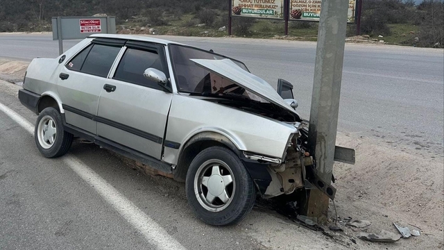 Bursa'da otomobil direğe çarptı, 1 yaralı