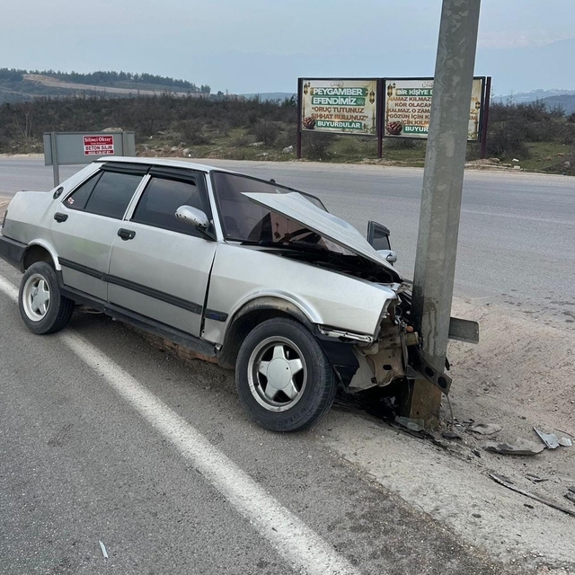 Bursa'da otomobil direğe çarptı, 1 yaralı